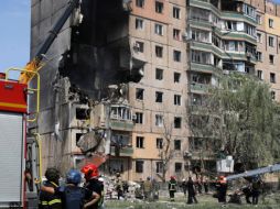 Uno de los misiles destruyó parte de un edificio de apartamentos. AP