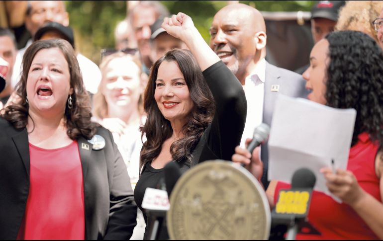 Fran Drescher (al centro), presidente nacional de SAG-AFTRA, encabezó las protestas en Nueva York. AFP
