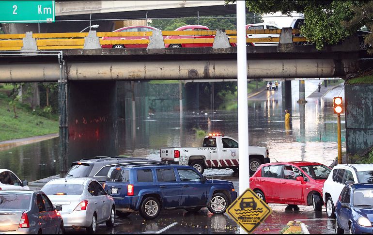 Uno de los puntos  donde el nivel del agua impide la circulación de los automovilistas durante cada temporal es Lázaro Cárdenas y Mariano Otero, debajo de los Arcos del Milenio. EL INFORMAOR/Archivo