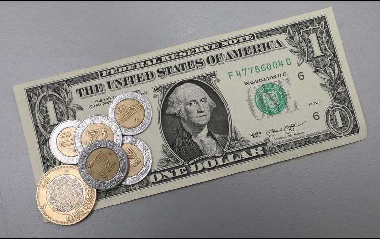 Se estima que el tipo de cambio cerrará el año en 17.90 pesos por dólar. NOTIMEX/Archivo