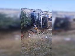 El autobús fue embestido por el ferrocarril en el cruce de la carretera estatal 500 y 510; luego, el vehículo termino volcado sobre las vías. ESPECIAL 