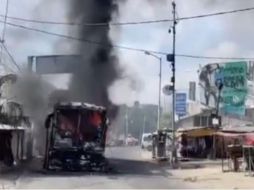 El bloqueo y la quema de vehículos fue por un hombre que detuvieron. SUN