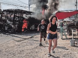 Algunas personas decidieron correr para alejarse de los actos violentos cometidos por miembros de la delincuencia organizada en Acapulco. EFE