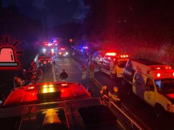 La carretera permanece cerrada y se mantienen los trabajos en el lugar. FACEBOOK / Protección Ciudadana y Bomberos de Nayarit