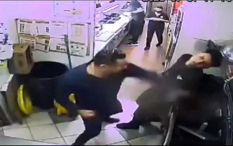 Los litigadores expusieron que fue alrededor de las 15:38 cuando el señalado encolerizado luego de que se le pidió esperar su turno irrumpió hasta donde se encontraba el joven de 15 años al que golpeó con sus manos alrededor de 20 ocasiones. ESPECIAL