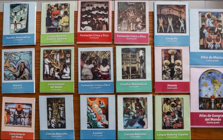 López Obrador argumenta que ''es una facultad del Ejecutivo lo de la elaboración de libros de texto, está en la Constitución, en el artículo tercero constitucional''. SUN / ARCHIVO