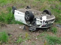Policías y bomberos auxiliaron a un hombre que sufrió una volcadura en carretera a Morelia, a la altura de Valle de las Flores. CORTESÍA