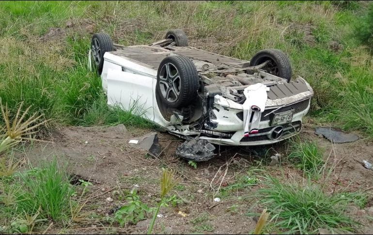 Policías y bomberos auxiliaron a un hombre que sufrió una volcadura en carretera a Morelia, a la altura de Valle de las Flores. CORTESÍA