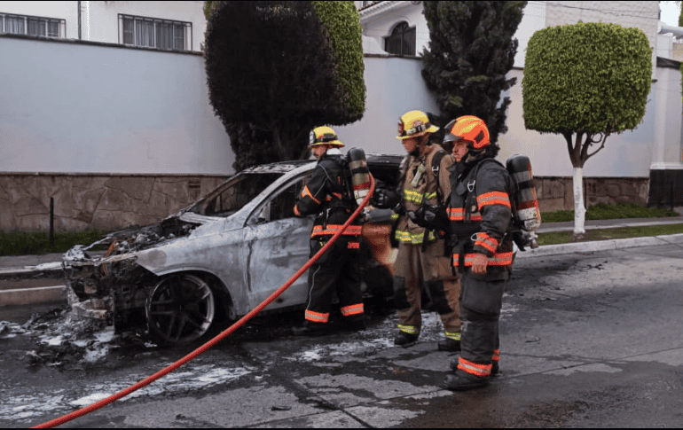 En Zapopan, una camioneta Mercedez Benz 2019 sufrió una falla de motor que terminó en incendio. EL INFORMADOR/ H.Escamilla.