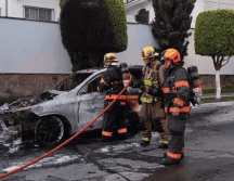 En Zapopan, una camioneta Mercedez Benz 2019 sufrió una falla de motor que terminó en incendio. EL INFORMADOR/ H.Escamilla.