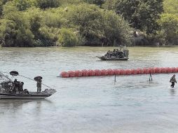 Tanto en México como en Estados Unidos condenan la colocación de boyas en el Río Bravo, donde ya fallecieron dos migrantes a causa de esto. AP
