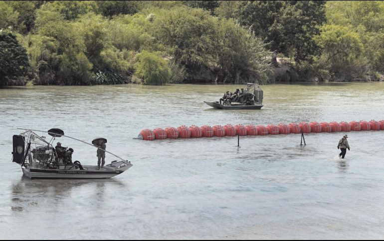 Tanto en México como en Estados Unidos condenan la colocación de boyas en el Río Bravo, donde ya fallecieron dos migrantes a causa de esto. AP