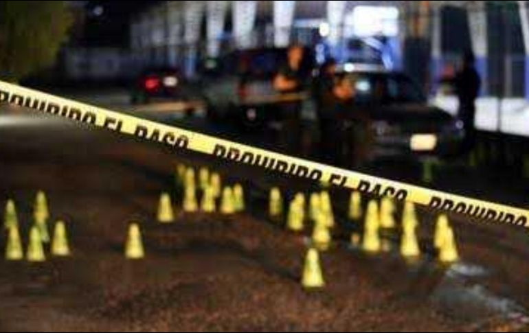 Personal de Servicios Médicos también acudió al lugar y localizaron el cadáver de una persona que estaba envuelta en una cobija y sin identificar la edad o características de la víctima. ESPECIAL