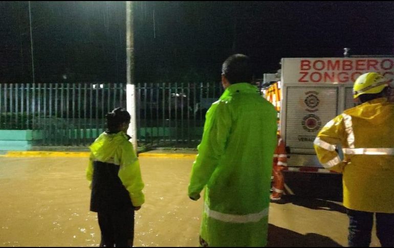 En estas labores de auxilio participan 140 elementos de la Sedena, 11 vehículos y están alertados mil 005 elementos de Fuerza de Apoyo para Casos de Desastres. TWITTER / @PCEstatalVer