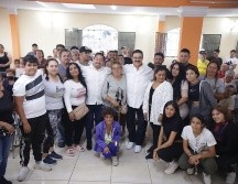 Carlos Lomelí se reunió con simpatizante de Morena en la colonia Flores Magón en Guadalajara. ESPECIAL/Carlos Lomelí