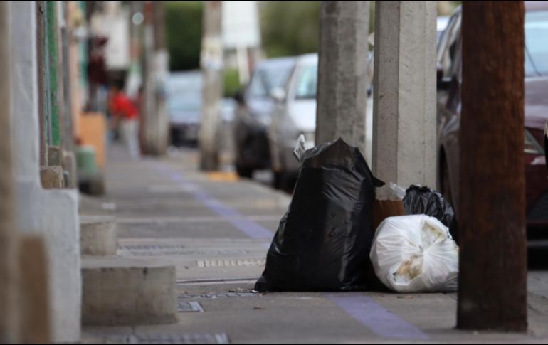El camión recolector capta los desechos en la ciudad, descarga en la central de transferencia y ahí la basura es recogida por camiones de mayor tamaño (góndolas) para llevar los residuos al sitio de disposición final. EL INFORMADOR / H. Figueroa