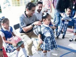 Salvador Villaseñor ayuda a una pequeña beneficiada con el programa. CORTESÍA