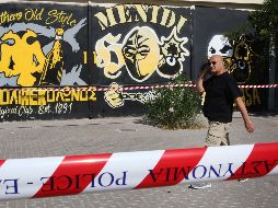 La muerte de un hombre y ocho heridos tras una riña entre ambas aficiones, orilló a las autoridades de la UEFA suspender el partido entre AEK de Grecia y el Dinamo Zagreb, que se tenía pactado para hoy martes. EFE / O. Panagiotou