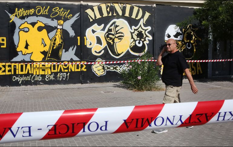 La muerte de un hombre y ocho heridos tras una riña entre ambas aficiones, orilló a las autoridades de la UEFA suspender el partido entre AEK de Grecia y el Dinamo Zagreb, que se tenía pactado para hoy martes. EFE / O. Panagiotou