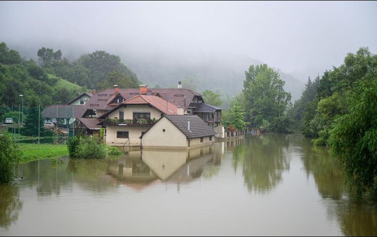 Más de 20 mil personas en Eslovenia se quedaron sin electricidad y miles sin agua potable a causa de las inundaciones, consideradas las peores en más de 30 años. AFP / J. Makovec
