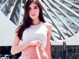 Las faldas de tablones con calcetas son piezas básicas para un look femenil estilo “Barbie”. ESPECIAL