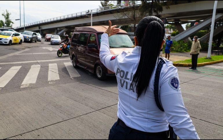 Entre las causas graves de infracción están manejar borracho o drogado, pasarse la luz roja, conducir a exceso de velocidad y no hacer caso de las indicaciones de los agentes viales. EL INFORMADOR/A. Navarro