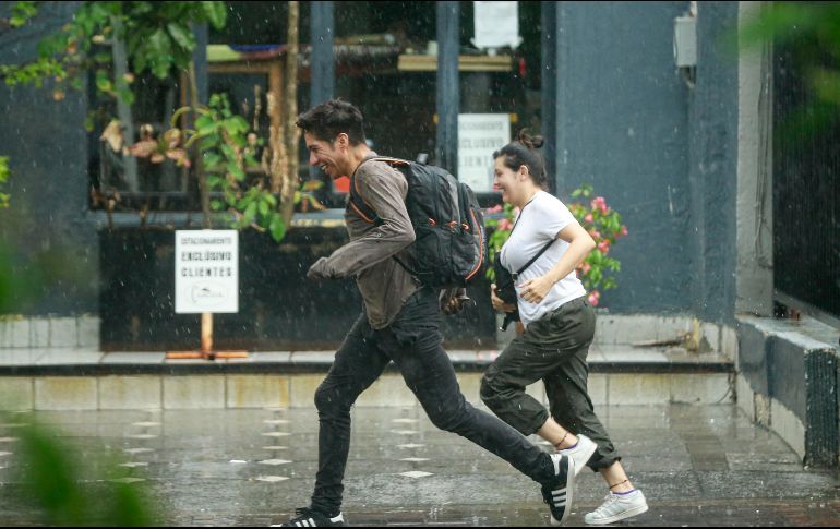 No guardes el paraguas porque entrará la Onda Tropical 21 en las próximas horas a Jalisco. EL INFORMADOR/ARCHIVO.