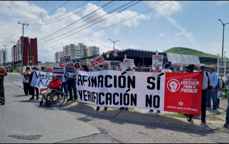 La manifestación estuvo vigilada por más de una decena de unidades de seguridad pública del Gobierno del Estado. EL INFORMADOR/ J. Velazco