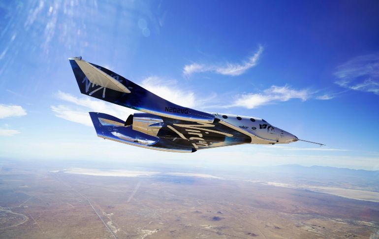 Virgin Galactic, de Richard Branson, ahora puede comenzar a ofrecer viajes mensuales, uniéndose a Blue Origin de Jeff Bezos y SpaceX de Elon Musk en el turismo espacial. AP / Virgin Galactic / ARCHIVO
