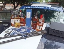 Un hombre les pidió el apoyo a policías de Guadalajara y les mencionó que encontró su negocio con la puerta abierta. ESPECIAL / Policía de Guadalajara
