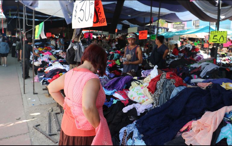 Aventurarse por los tianguis típicos de diferentes barrios representan una alternativa viable para la economía y el medio ambiente. EL INFORMADOR / ARCHIVO