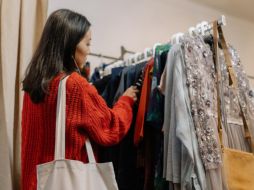 Troquer es la plataforma perfecta para comprar, ya que podrás encontrar algunas prendas con precios de menos de 1,000 pesos. Pexels / cottonbro studio