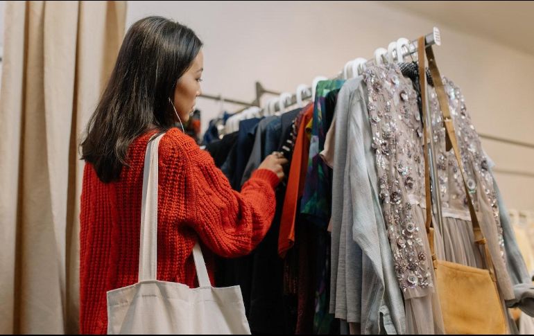Troquer es la plataforma perfecta para comprar, ya que podrás encontrar algunas prendas con precios de menos de 1,000 pesos. Pexels / cottonbro studio