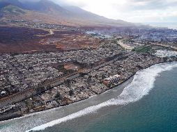 En redes sociales, vacacionistas y habitantes de Lahaina muestran cómo el fuego ha cambiado la vista en uno de los lugares turísticos más populares de esa zona del Pacífico. AP / R. Bowmer