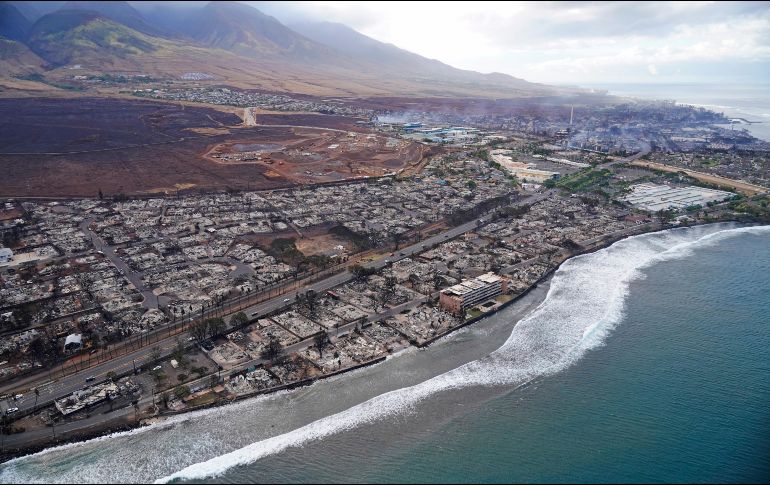 En redes sociales, vacacionistas y habitantes de Lahaina muestran cómo el fuego ha cambiado la vista en uno de los lugares turísticos más populares de esa zona del Pacífico. AP / R. Bowmer