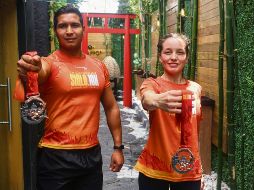 La playera y medalla conmemorativas hacen honor al festejo. ESPECIAL/Comude Guadalajara