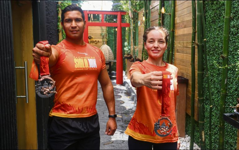 La playera y medalla conmemorativas hacen honor al festejo. ESPECIAL/Comude Guadalajara