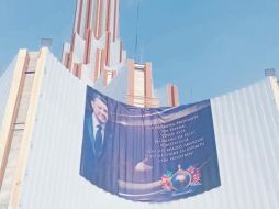En la entrada principal de la iglesia de la Luz del Mundo se puede ver una imagen de Naasón Joaquín. EL INFORMADOR/ I. Martínez