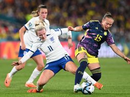La inglesa Lauren Hemp disputa el balón con la colombiana Ana Guzmán, en el duelo disputado ayer en Sídney, Australia. EFE/D. Lewins