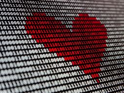 Se ha vuelto común en nuestros días buscar el amor a través de las redes sociales. Foto de Alexander Sinn en Unsplash