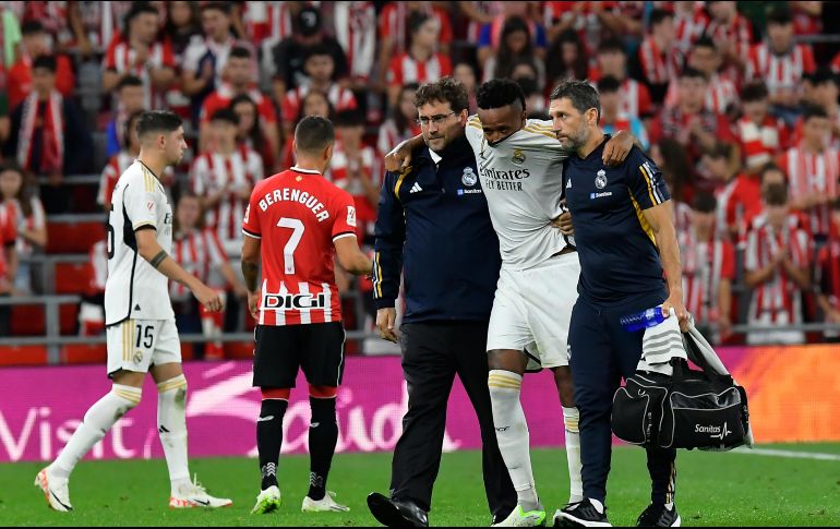Eder Militao del Real Madrid se retira de la cancha tras sufrir una lesión. AP