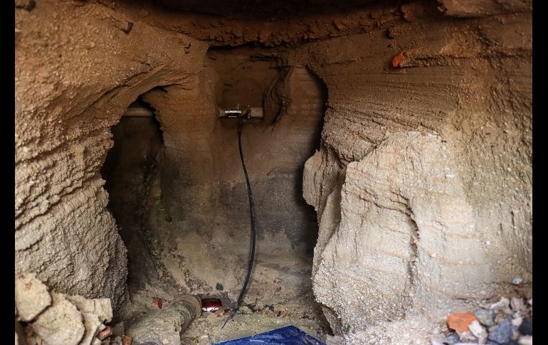 Este sábado, el morador de la casa 1419 abrió la banqueta para una reparación de la tubería y descubrió que bajo el arroyo vehicular existe un sistema de túneles que conectan entre sí en forma de cuadrícula. EL INFORMADOR / H. Figueroa