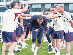 Kylian Mbappé (centro) y la directiva del PSG habrían alcanzado acuerdos que benefician a ambas partes, de ahí su regreso a los entrenamientos. PSG