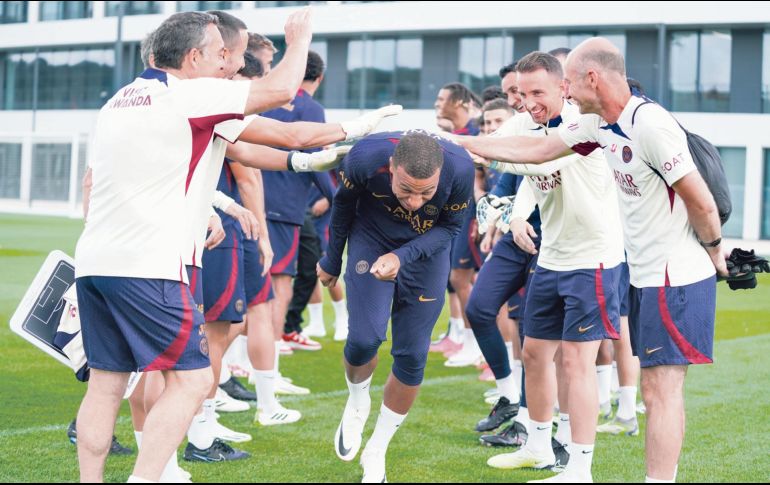 Kylian Mbappé (centro) y la directiva del PSG habrían alcanzado acuerdos que benefician a ambas partes, de ahí su regreso a los entrenamientos. PSG