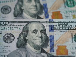 El peso mexicano se ubica en los mercados internacionales alrededor de los 17.11 pesos por dólar. AP/ ARCHIVO