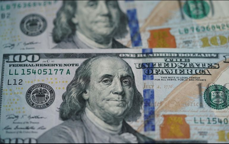 El peso mexicano se ubica en los mercados internacionales alrededor de los 17.11 pesos por dólar. AP/ ARCHIVO