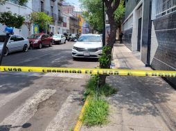 Personal de la Policía de Guadalajara acordonó el sitio y arribó personal del Ministerio Público y el Instituto Jalisciense de Ciencias Forenses. ESPECIAL