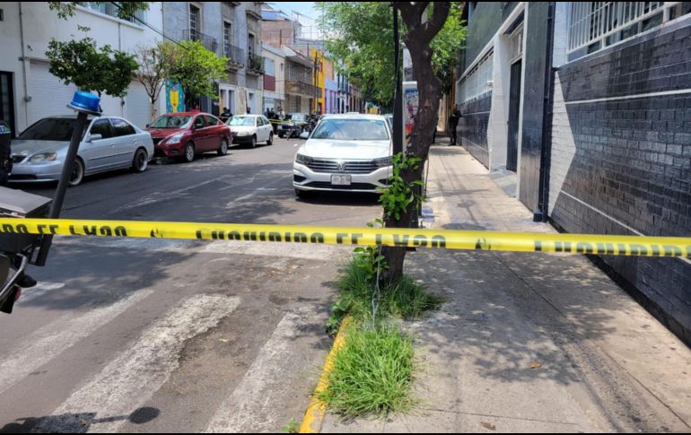 Personal de la Policía de Guadalajara acordonó el sitio y arribó personal del Ministerio Público y el Instituto Jalisciense de Ciencias Forenses. ESPECIAL
