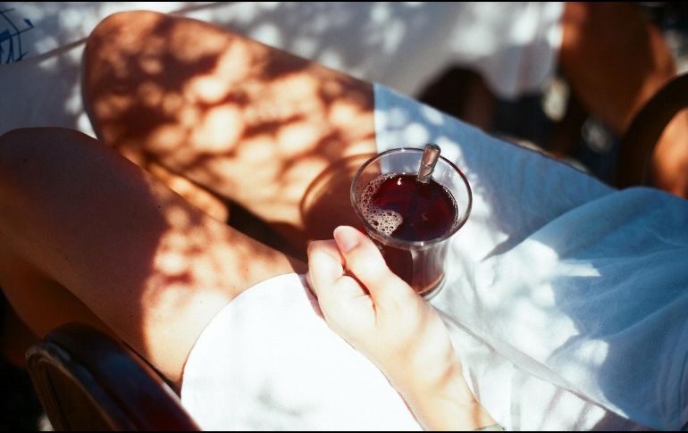 Si padeces mucho de la inflamación abdominal, puedes optar por tomar un té de ciruela, uno de los mejores aliados para adelgazar. Pexels.