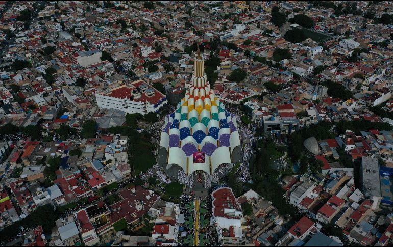 La mayoría de los asistentes se reunieron en los alrededores del templo de la Hermosa Provincia. EFE/F. Guasco